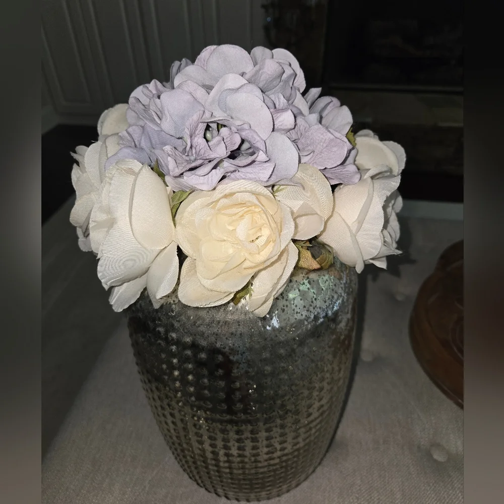 Inspire Me Home Decor Elegant Gold Hammered Vase with White and Purple Flowers